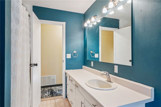 338 Hampden Dr, Cedar Rapids, IA 52402