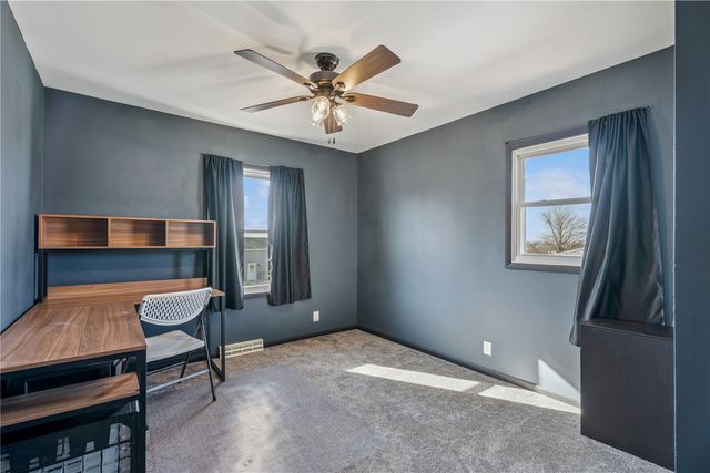 338 Hampden Dr, Cedar Rapids, IA 52402