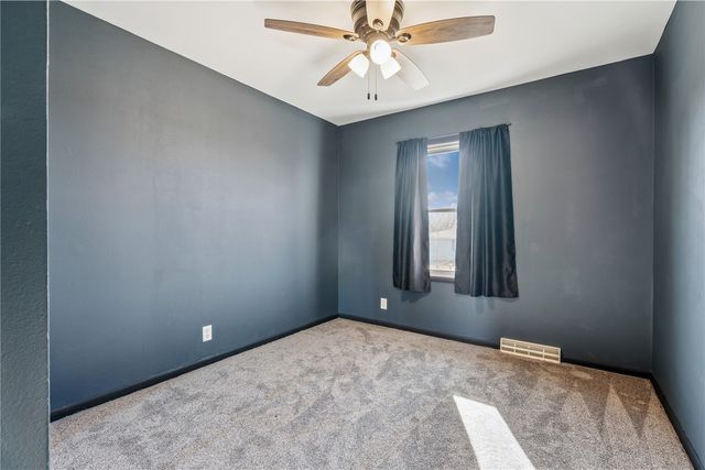 338 Hampden Dr, Cedar Rapids, IA 52402