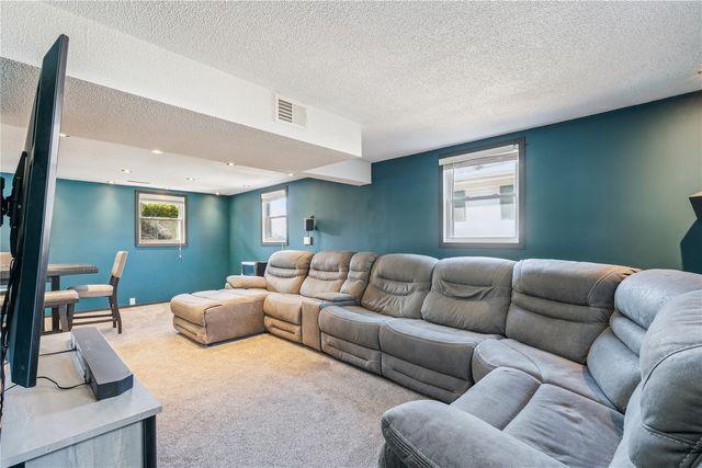 338 Hampden Dr, Cedar Rapids, IA 52402