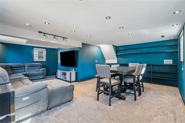 338 Hampden Dr, Cedar Rapids, IA 52402