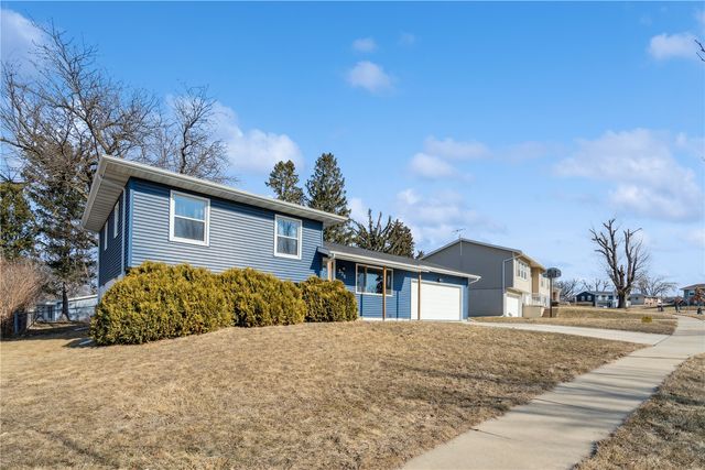338 Hampden Dr, Cedar Rapids, IA 52402