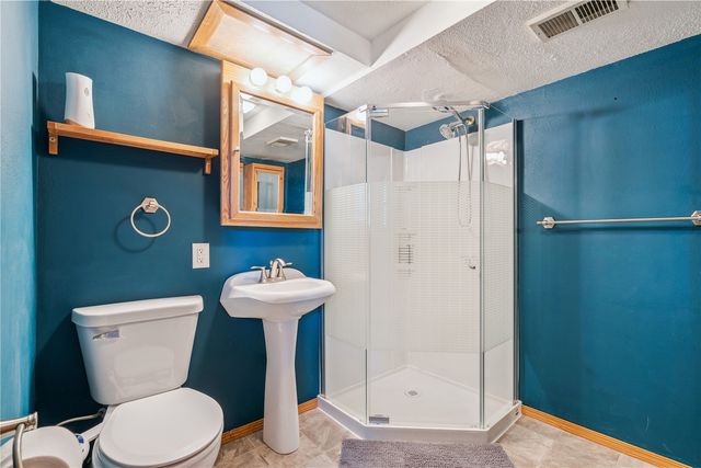 338 Hampden Dr, Cedar Rapids, IA 52402