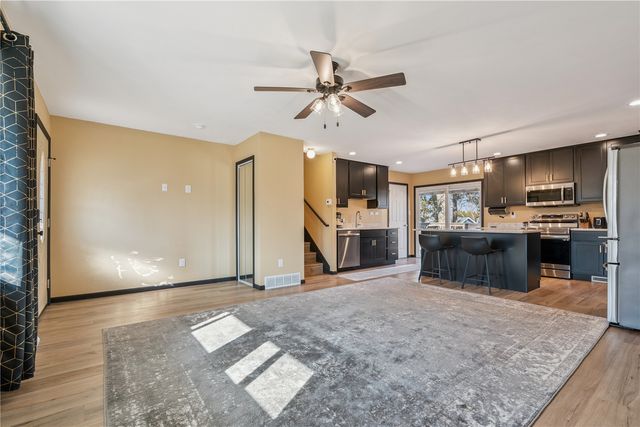 338 Hampden Dr, Cedar Rapids, IA 52402