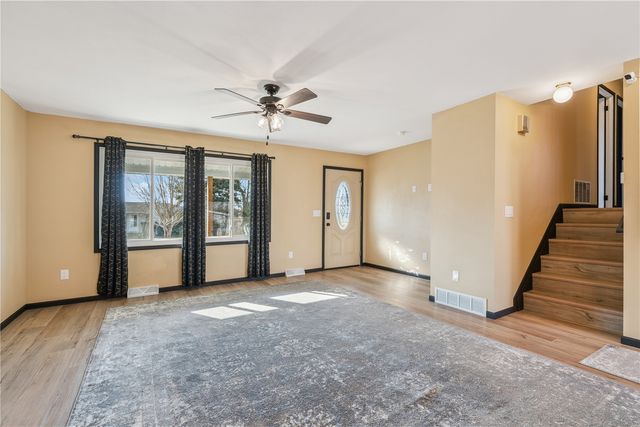 338 Hampden Dr, Cedar Rapids, IA 52402