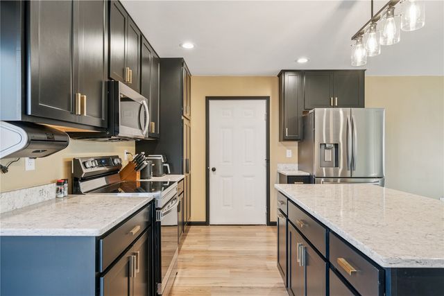 338 Hampden Dr, Cedar Rapids, IA 52402