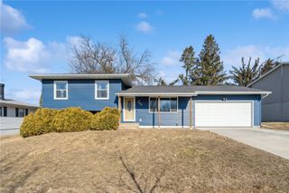 338 Hampden Dr, Cedar Rapids, IA 52402
