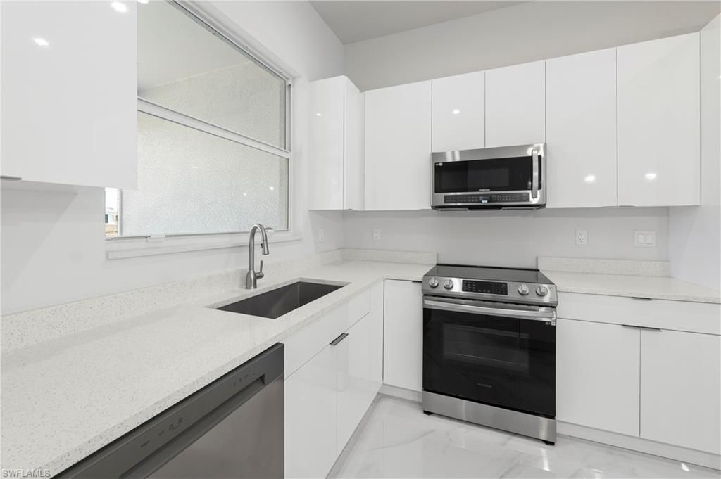 Image 10 of property listing at 121 8th TER, Cape Coral, FL 33909