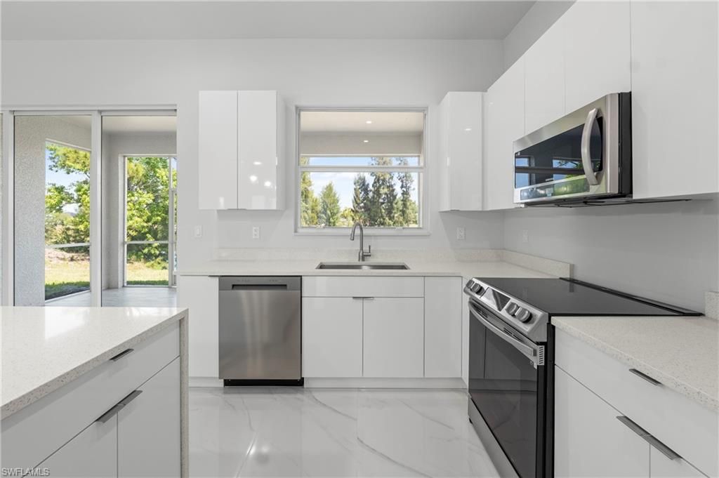 Image 11 of property listing at 121 8th TER, Cape Coral, FL 33909