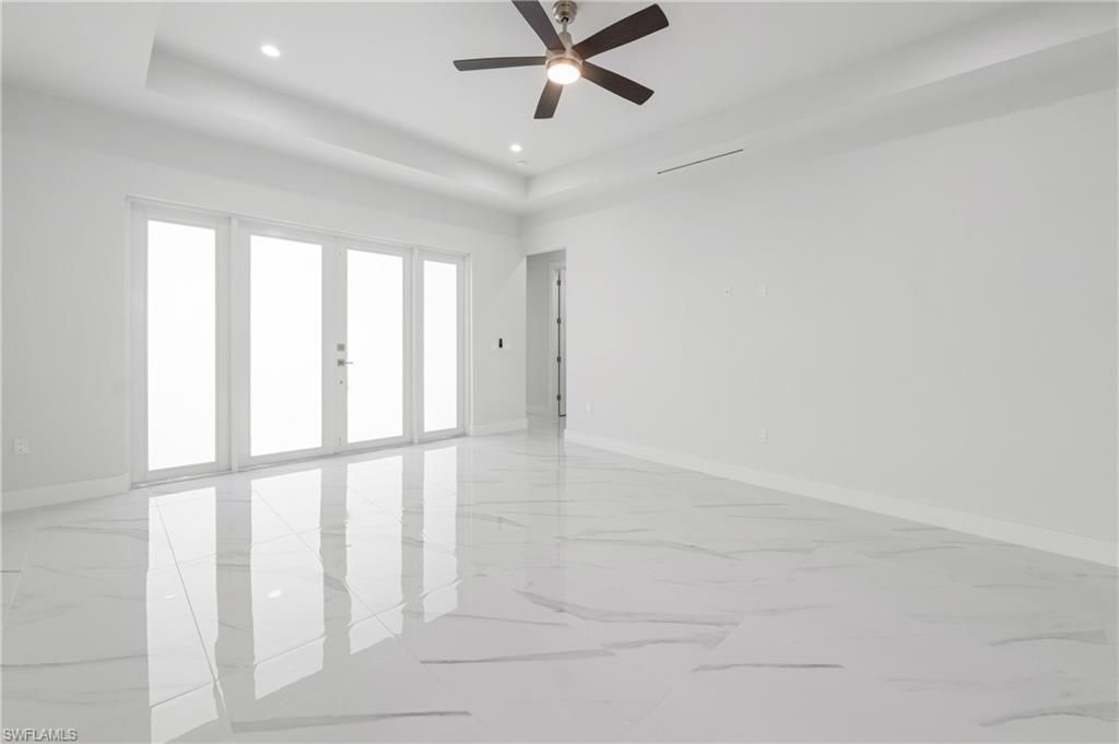 Image 6 of property listing at 121 8th TER, Cape Coral, FL 33909