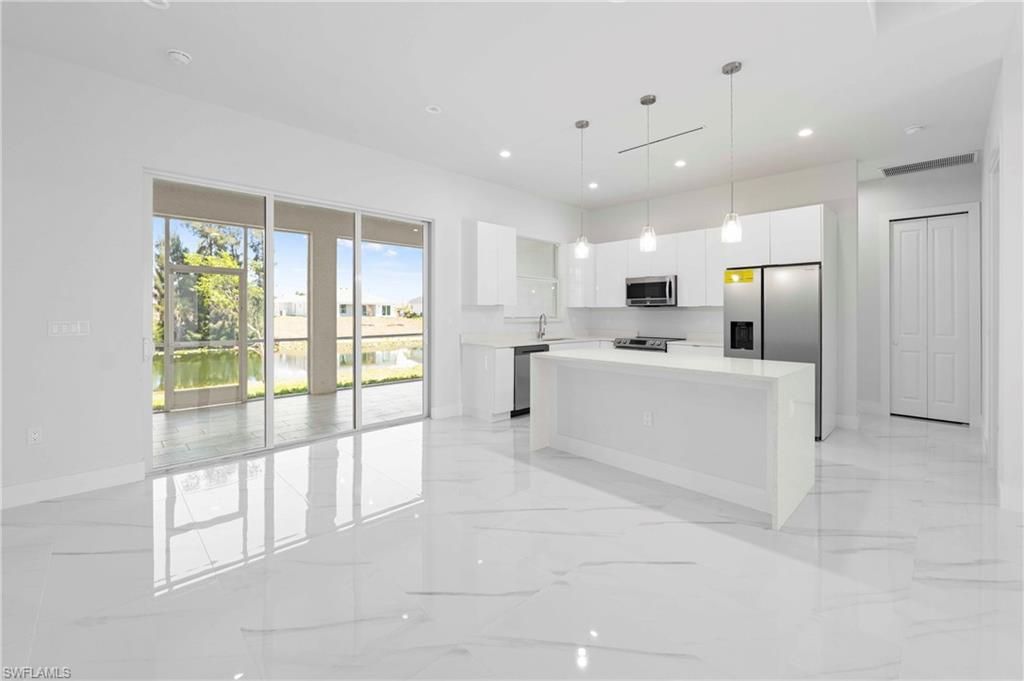 Image 8 of property listing at 121 8th TER, Cape Coral, FL 33909