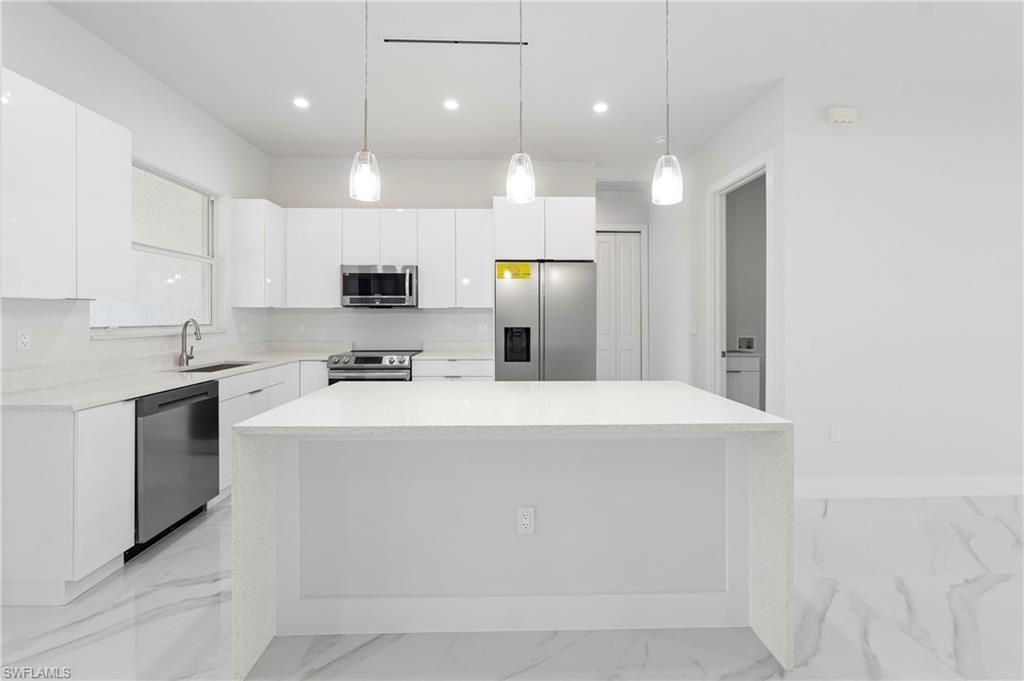 Image 9 of property listing at 121 8th TER, Cape Coral, FL 33909