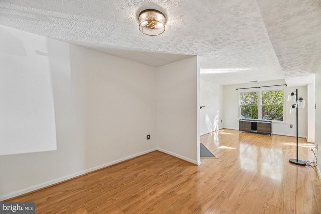 6101-B HOSKINS HOLLOW CIR, Centreville, VA 20121