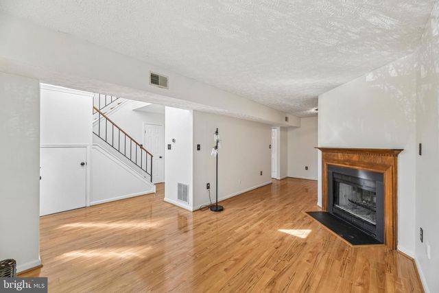 6101-B HOSKINS HOLLOW CIR, Centreville, VA 20121