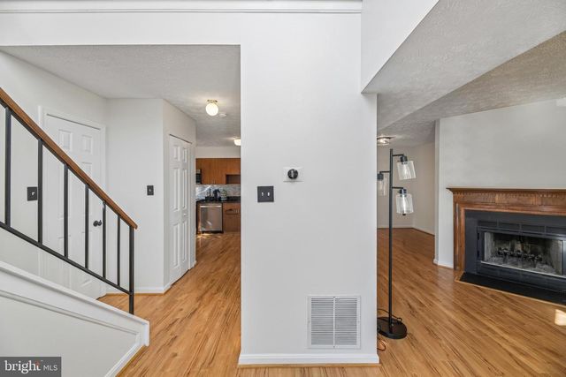6101-B HOSKINS HOLLOW CIR, Centreville, VA 20121
