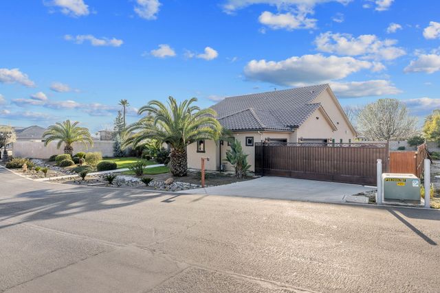 2433 Diamante Drive, Tulare, CA 93274