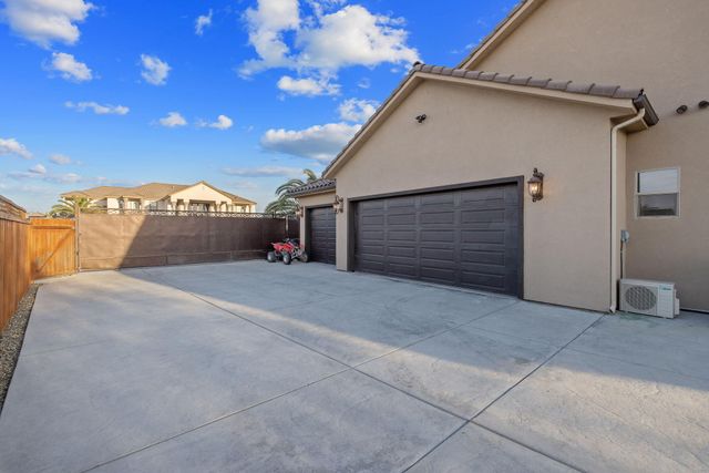 2433 Diamante Drive, Tulare, CA 93274