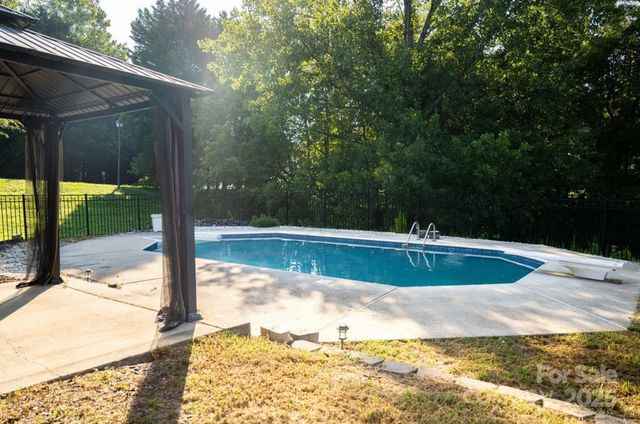 105 S Tanninger Road, Mount Holly, NC 28120