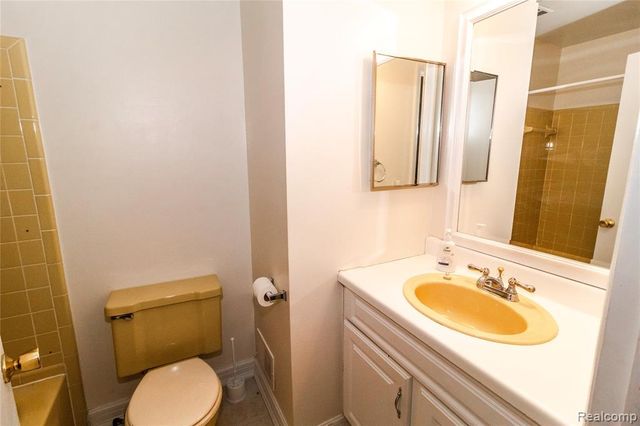 220 Aqueduct Drive 80, Walled Lake, MI 48390