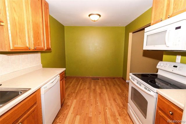 220 Aqueduct Drive 80, Walled Lake, MI 48390