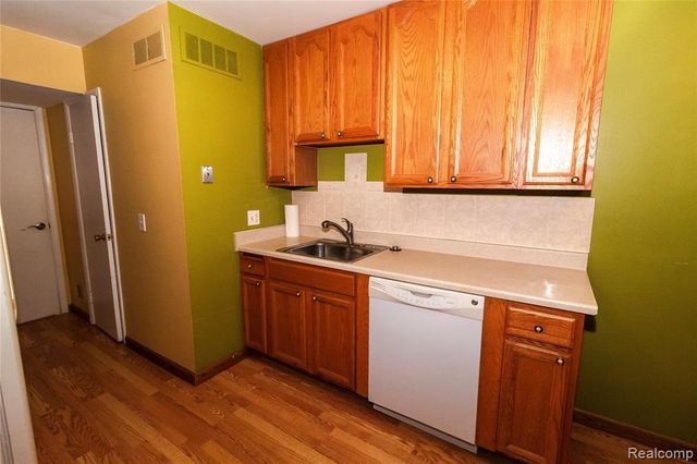 220 Aqueduct Drive 80, Walled Lake, MI 48390