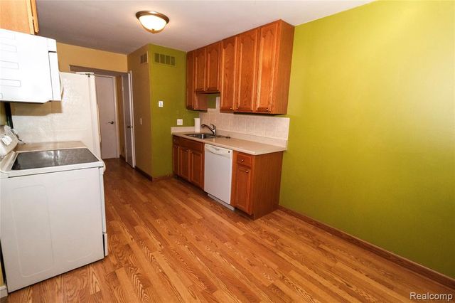 220 Aqueduct Drive 80, Walled Lake, MI 48390