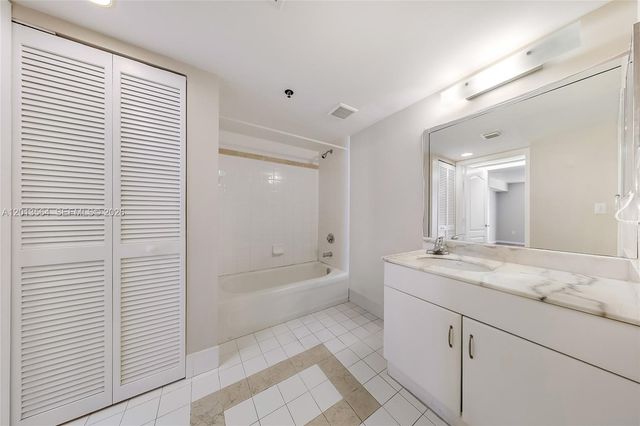 1200 Brickell Bay Dr 3122, Miami, FL 33131