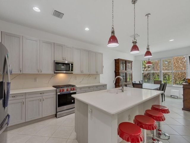 8330 Summer Lake Drive, Vero Beach, FL 32967