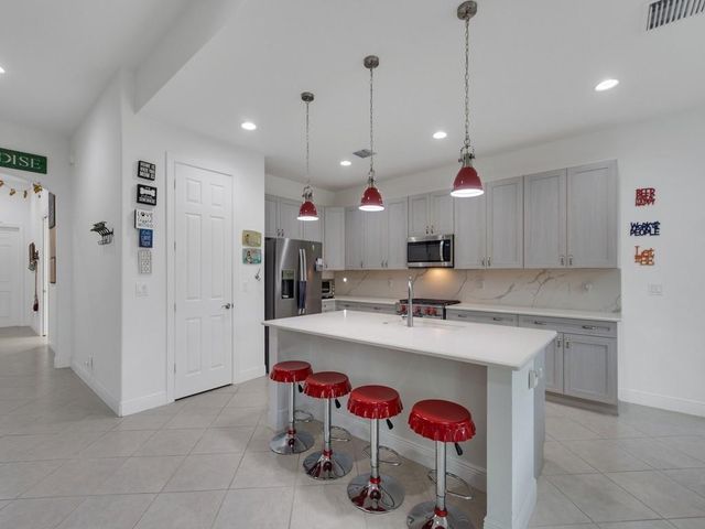 8330 Summer Lake Drive, Vero Beach, FL 32967