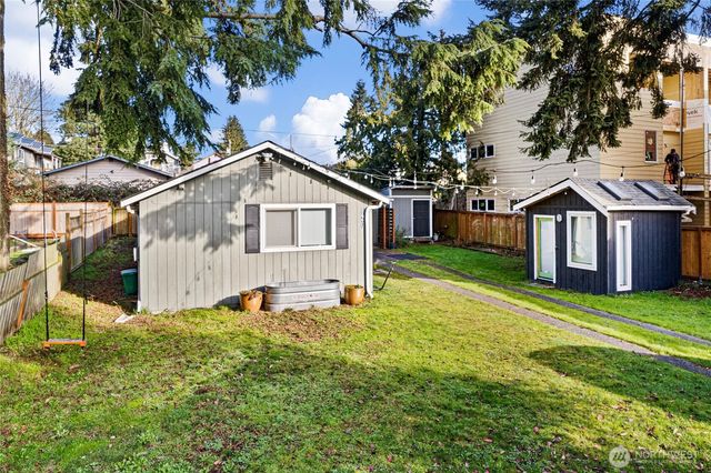 920 N 101st St, Seattle, WA 98133