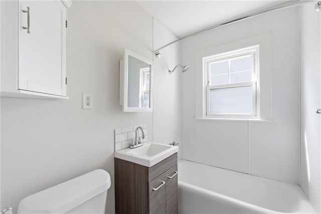 401 E 63rd Terrace, Kansas City, MO 64110