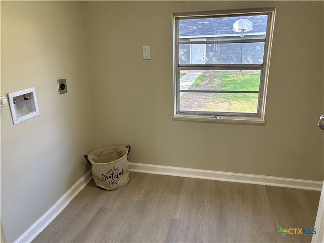 964 E Mountain Street, Seguin, TX 78155