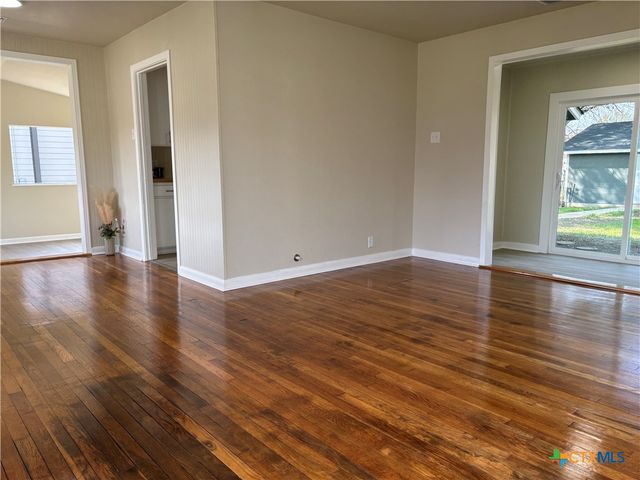 964 E Mountain Street, Seguin, TX 78155