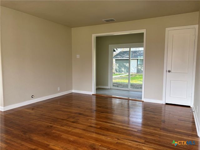 964 E Mountain Street, Seguin, TX 78155