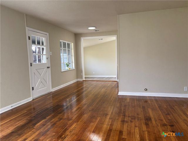 964 E Mountain Street, Seguin, TX 78155