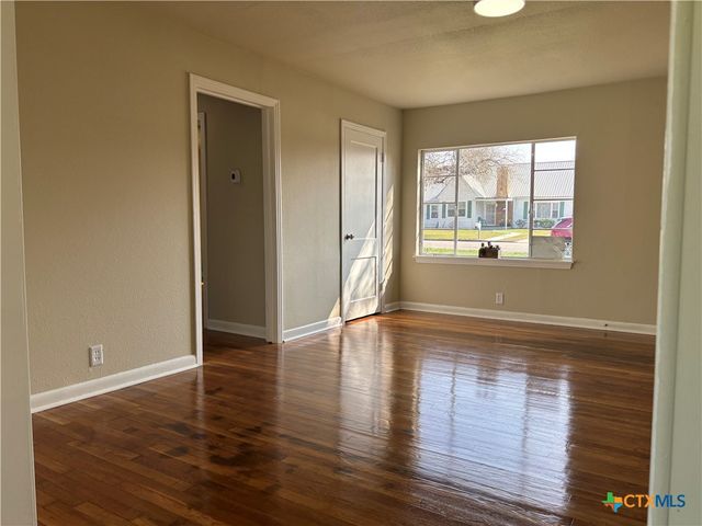 964 E Mountain Street, Seguin, TX 78155