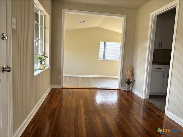 964 E Mountain Street, Seguin, TX 78155