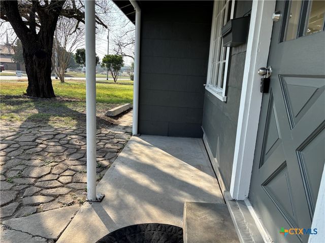 964 E Mountain Street, Seguin, TX 78155