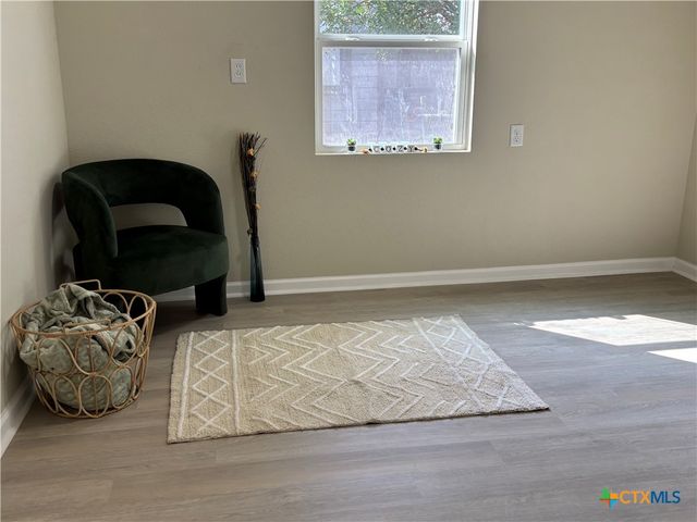 964 E Mountain Street, Seguin, TX 78155