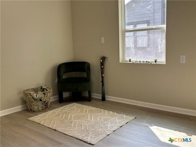 964 E Mountain Street, Seguin, TX 78155