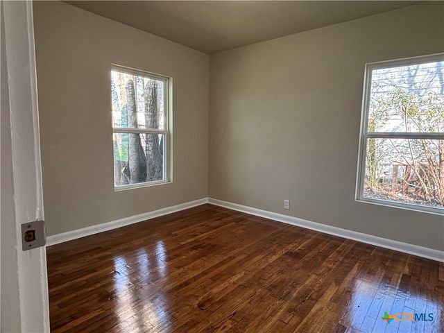 964 E Mountain Street, Seguin, TX 78155