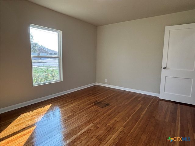 964 E Mountain Street, Seguin, TX 78155