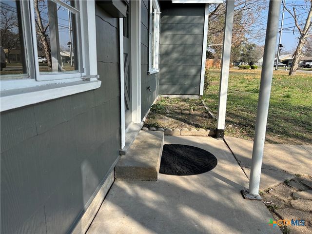 964 E Mountain Street, Seguin, TX 78155