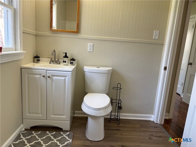 964 E Mountain Street, Seguin, TX 78155