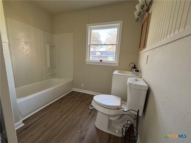 964 E Mountain Street, Seguin, TX 78155