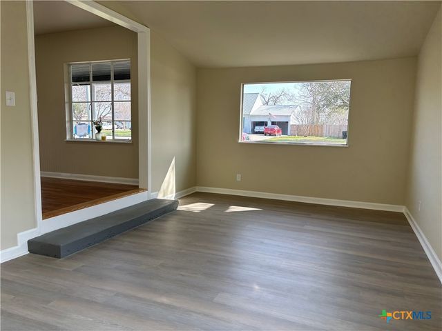 964 E Mountain Street, Seguin, TX 78155