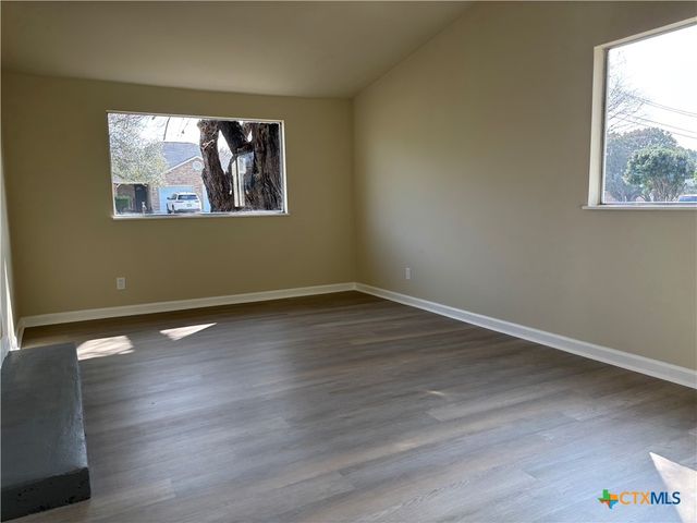 964 E Mountain Street, Seguin, TX 78155