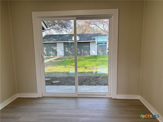 964 E Mountain Street, Seguin, TX 78155