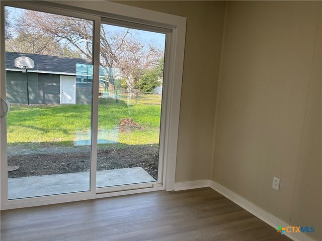 964 E Mountain Street, Seguin, TX 78155