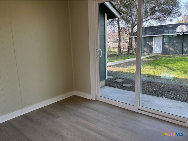 964 E Mountain Street, Seguin, TX 78155